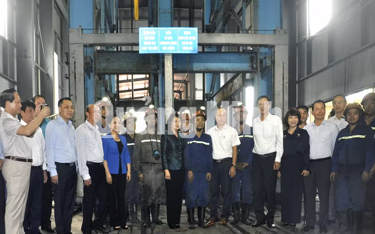 Phó Chủ tịch nước Đặng Thị Ngọc Thịnh cùng đoàn công tác của Trung ương, lãnh đạo tỉnh Quảng Ninh, TKV chụp ảnh cùng CBCN-LĐ Công ty CP Than Hà Lầm (11-2018). Ảnh: Hồng Nhung