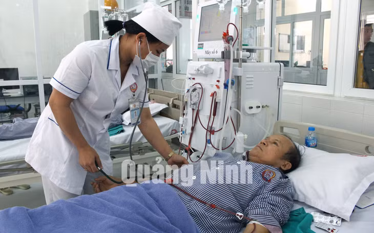 Bệnh nhân chạy thận nhân tạo tại Trung tâm Y tế TX Quảng Yên (2-2019). Ảnh: Phạm Tuyết (Trung tâm TT&amp;VH Thị xã Quảng Yên)