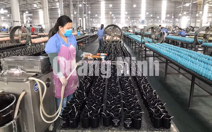 Hoạt động sản xuất tại Công ty TNHH MTV Nến nghệ thuật AIDI Việt Nam (KCN Cái Lân) (1-2021). Ảnh: Mạnh Trường