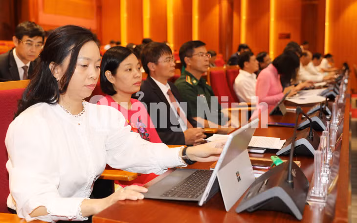 Các đại biểu nghiên cứu tài liệu tại kỳ họp (7-2020). Ảnh: Đỗ Phương