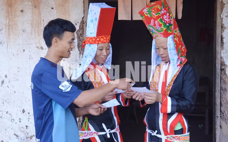 Gia đình chị Chíu Sám Múi, thôn Phiêng Sáp, xã Đồng Tâm (Bình Liêu) kiểm tra lại thông tin thẻ cử tri trước khi đi bầu cử. Ảnh: Thanh Tùng