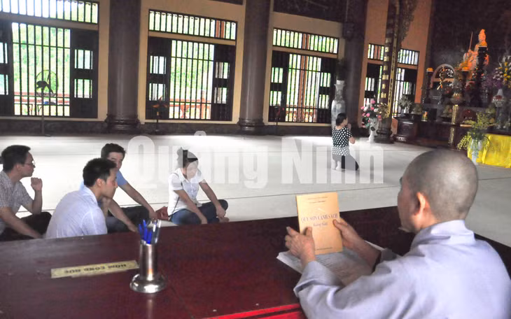 Đến đây du khách còn được các tăng ni giảng về Phật giáo (8-2014). Ảnh: Hữu Duy