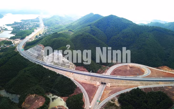 Một đoạn Cao tốc Hạ Long - Vân Đồn nhìn từ trên cao (12-2018). Ảnh: Đỗ Phương