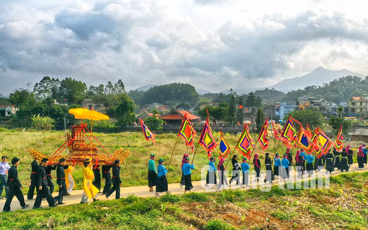 Lễ rước thành hoàng Hoàng Cần quanh đình (2-2019). Ảnh: Hùng Sơn