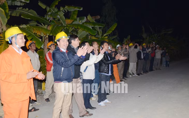 Niềm vui của cán bộ, công nhân Công ty Điện lực Quảng Ninh và người dân xã Ngọc Vừng sau khi đóng điện thành công tại trạm biến áp Ngọc Nam.