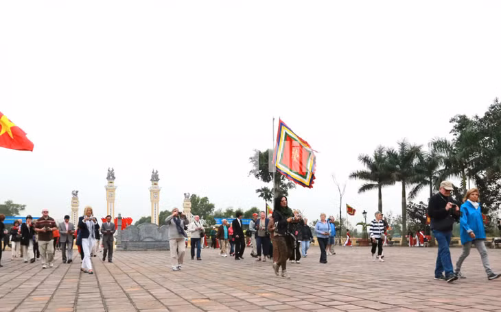 Du khách quốc tế tham quan di tích đền Trần Hưng Đạo - miếu Vua Bà (2-2014). Ảnh: Ngô Đình Dũng (CTV)