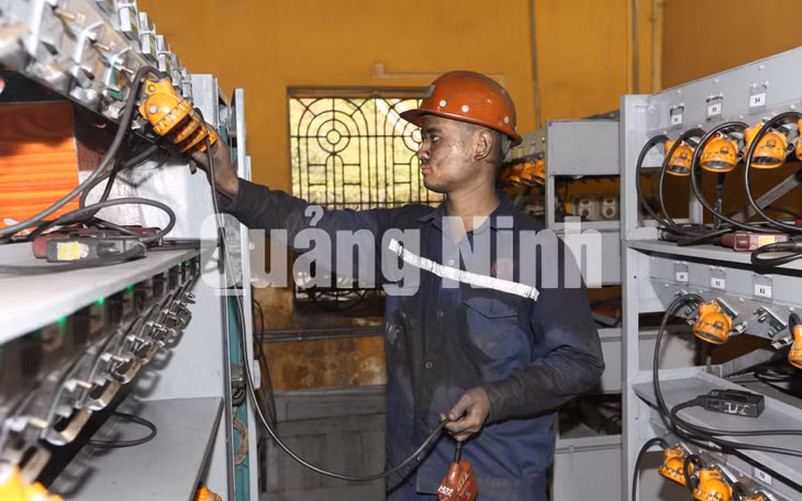 Công ty Than Quang Hanh đang triển khai thí điểm mô hình cấp phát đèn tự động vừa tiết giảm lao động gián tiếp vừa nâng cao ý thức cho thợ lò (1-2018). Ảnh Khánh Giang