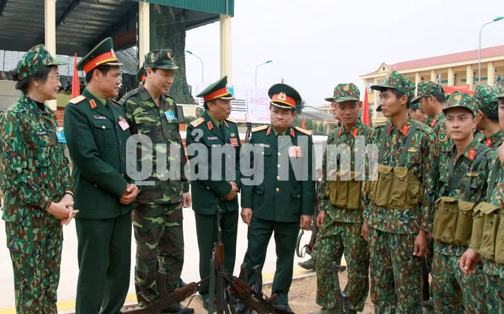 Các đồng chí lãnh đạo trung ương, tỉnh trò chuyện cùng các chiến sĩ tham gia diễn tập. Ảnh: Hồng Ngọc (CTV)