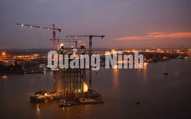Công trường thi công cầu Bạch Đằng trong đêm (12-2016). Ảnh: Đỗ Phương