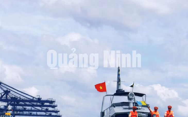 Cảnh sát Giao thông đường thủy tuần tra trên biển.