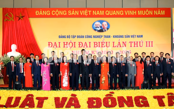 Ban Chấp hành Đảng bộ TKV khóa III, nhiệm kỳ 2020 - 2025 ra mắt Đại hội (7-2020). Ảnh: Quốc Thắng