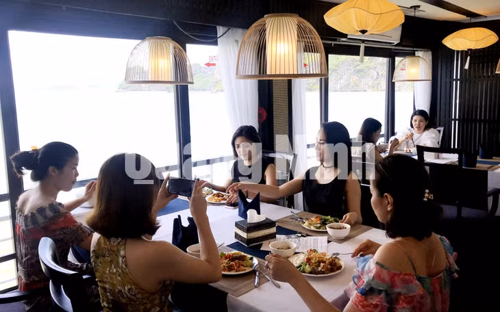 Du khách trải nghiệm dịch vụ ẩm thực trên tàu nghỉ đêm tại Vịnh Hạ Long (7-2020). Ảnh: Hoàng Quỳnh