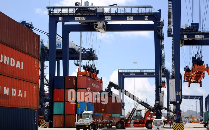 Bốc xếp hàng hoá tại Cảng Cái Lân. Ảnh: Đỗ Phương