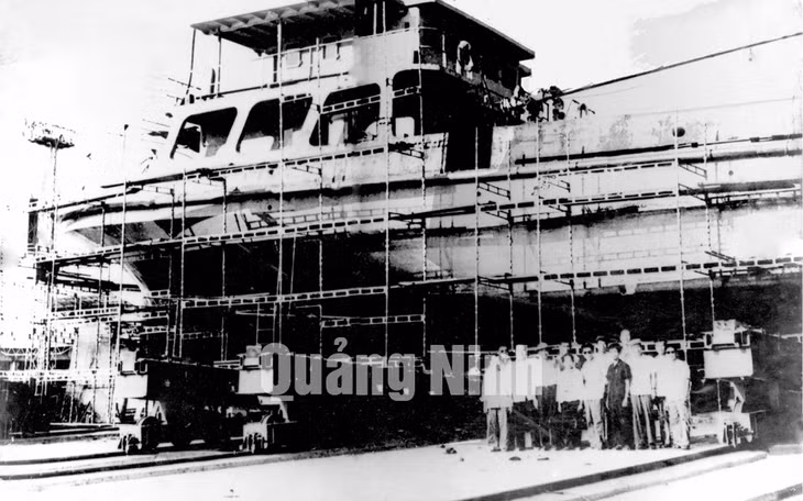 Lãnh đạo nhà máy và chuyên gia Ba Lan bên sân đầu tiên của nhà máy.