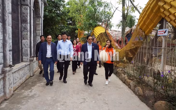 Đồng chí Phạm Minh Chính tới thăm khu du lịch Quảng Ninh Gate (10-2020). Ảnh: Minh Đức