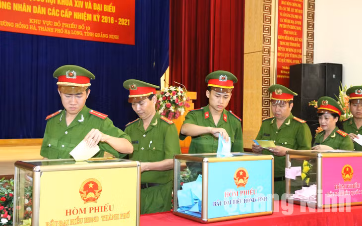 8h30’ ngày 22-5, 100% CBCS Công an tỉnh đã hoàn thành bỏ phiếu tại khu vực bỏ phiếu số 10, phường Hồng Hà, TP Hạ Long. Ảnh: Hà Tâm (CTV)