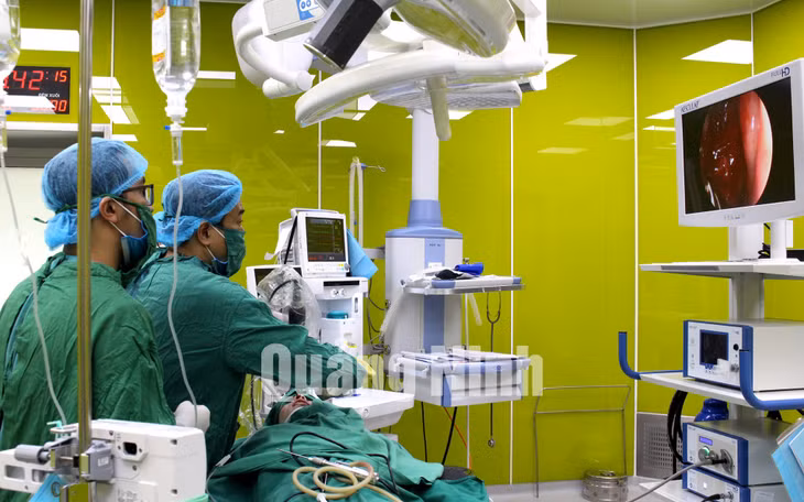 Thực hiện phẫu thuật nội soi mở xoang hàm tại Trung tâm Y tế TX Quảng Yên (2-2019). Ảnh: Phạm Tuyết (Trung tâm TT&amp;VH Thị xã Quảng Yên)