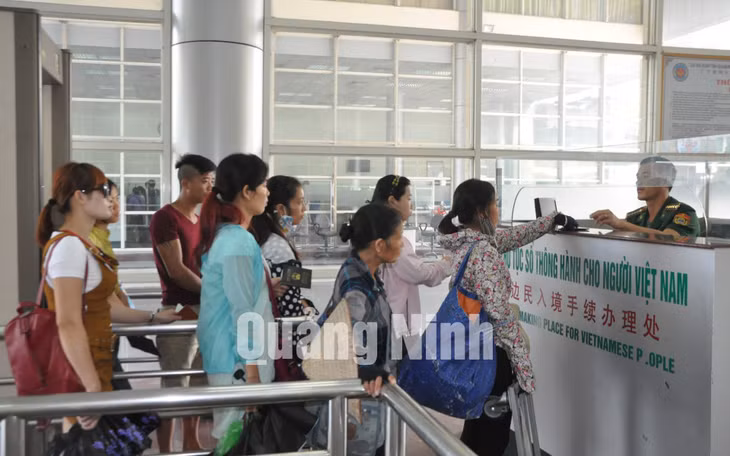 Làm thủ tục xuất, nhập cảnh qua Cửa khẩu quốc tế Móng Cái. Ảnh: Hữu Việt