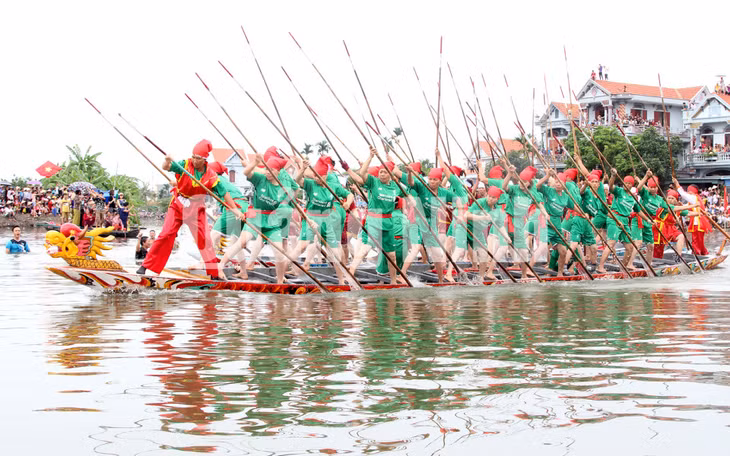 Bơi sào nữ trong Lễ hội Xuống Đồng (7-2017). Ảnh: Lên Biên Thùy - Phòng VHTT Quảng Yên