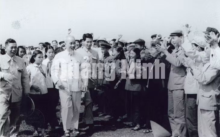 Đồng bào các dân tộc tỉnh Hải Ninh vui mừng đón Chủ tịch Hồ Chí Minh về thăm (19-2-1960).