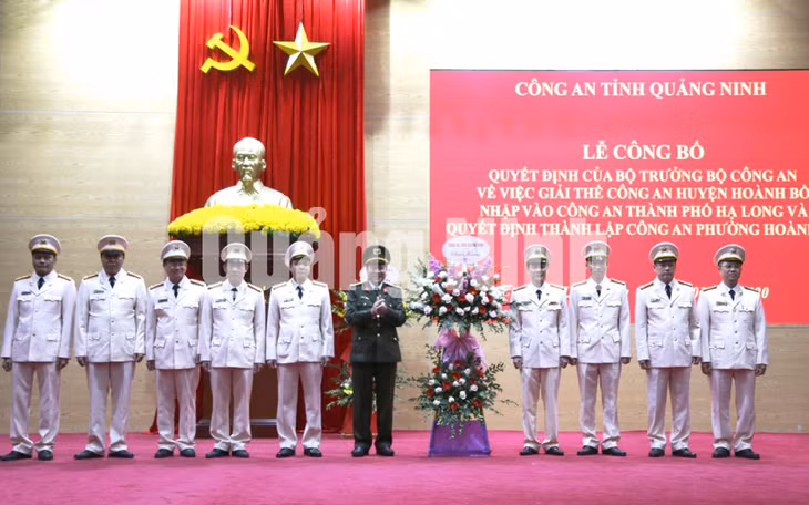 Đại tá Đỗ Văn Lực, Bí thư Đảng ủy, Giám đốc Công an tỉnh chúc mừng lãnh đạo Công an TP Hạ Long (1-2020). Ảnh: Tuấn Hương