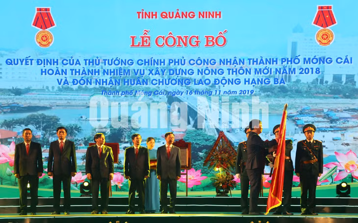 Phó Bí thư Thường trực Tỉnh ủy Ngô Hoàng Ngân trao Huân chương Lao động hạng Ba cho Đảng bộ, chính quyền và nhân dân TP Móng Cái (11-2019). Ảnh: Hữu Việt