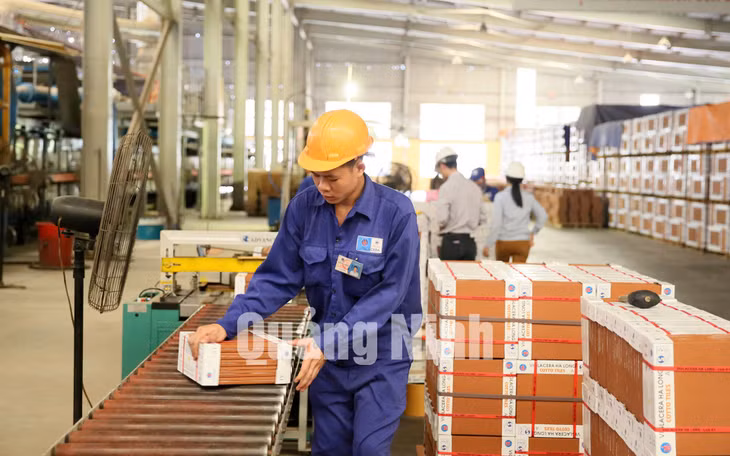 Sản xuất ngói tại Công ty Viglacera Hạ Long. Ảnh: Hùng Sơn