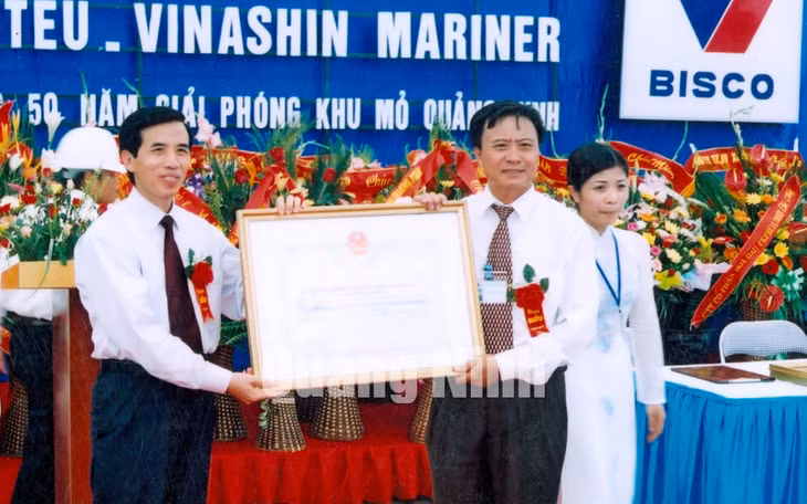 Đồng chí Nguyễn Văn Quynh, Bí thư Tỉnh ủy trao bằng công nhận tàu Container 1016TEU. Công trình chào mừng 50 giải phóng khu mỏ QN, 25-4 (1955-2005).