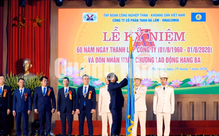Chủ tịch UBND tỉnh Nguyễn Văn Thắng trao Huân chương Lao động hạng Ba cho Công ty CP Than Hà Lầm - Vinacomin (7-2020). Ảnh: Minh Nhật