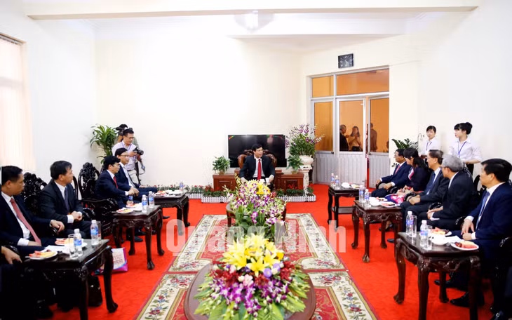 Đồng chí Nguyễn Đức Long, Phó Bí thư Tỉnh ủy, Chủ tịch UBND tỉnh tiếp xã giao các nhà đầu tư tham dự Hội nghị.