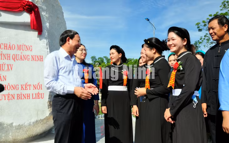 Bí thư Tỉnh ủy Nguyễn Xuân Ký chia sẻ niềm vui với nhân dân các dân tộc huyện Bình Liêu được gắn biển công trình chào mừng Đại hội Đảng bộ tỉnh (9-2020). Ảnh: Minh Hà