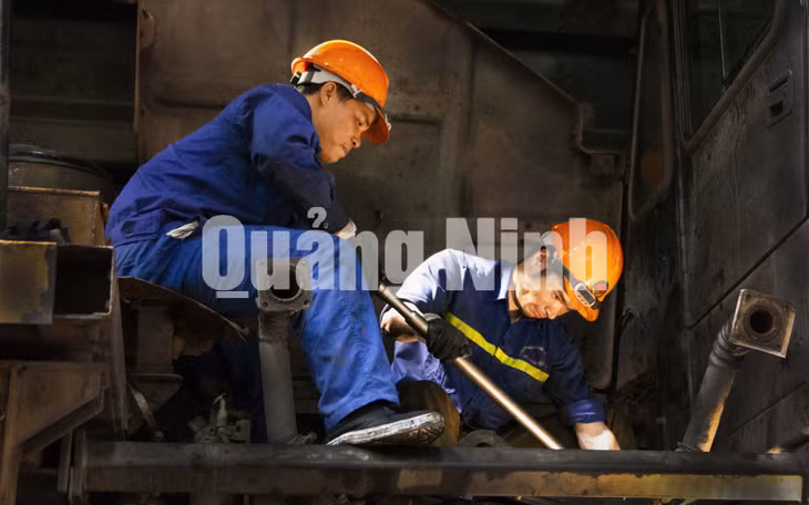 Thợ sửa chữa ôtô mỏ (6-2020). Ảnh: Hoàng Huy