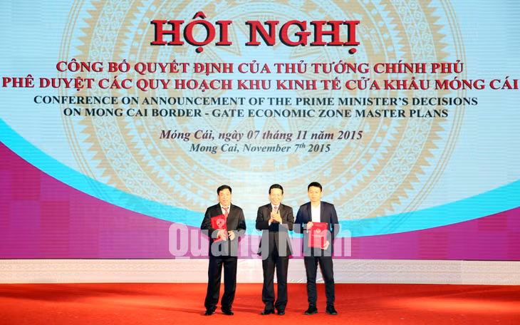 Đồng chí Nguyễn Văn Thành, Phó Chủ tịch UBND tỉnh trao Giấy Quyết định đầu tư cho các nhà đầu tư.