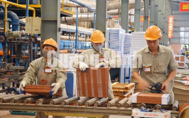 Công nhân Công ty CP Gốm Đất Việt đóng gói sản phẩm gạch (12-2013). Ảnh: Thu Nguyên