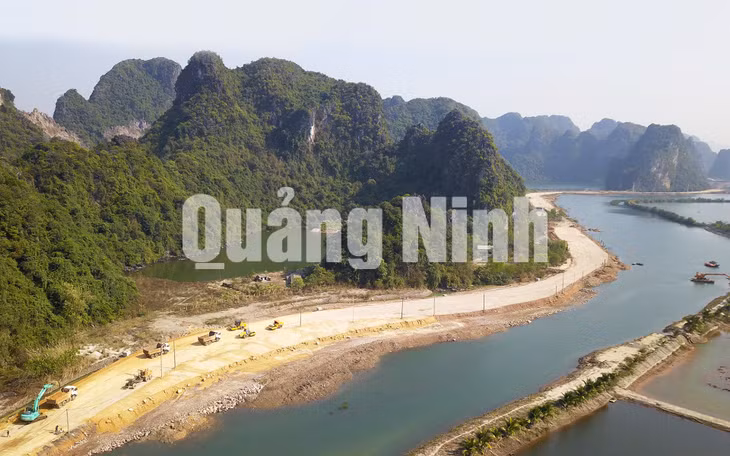 Thi công nền đất đắp K95 và nền K98 (1-2020). Ảnh: Đỗ Phương