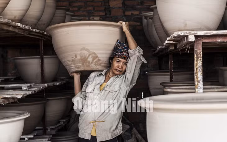 Thợ gốm Đông Triều. Ảnh: Nguyến Thế Cường