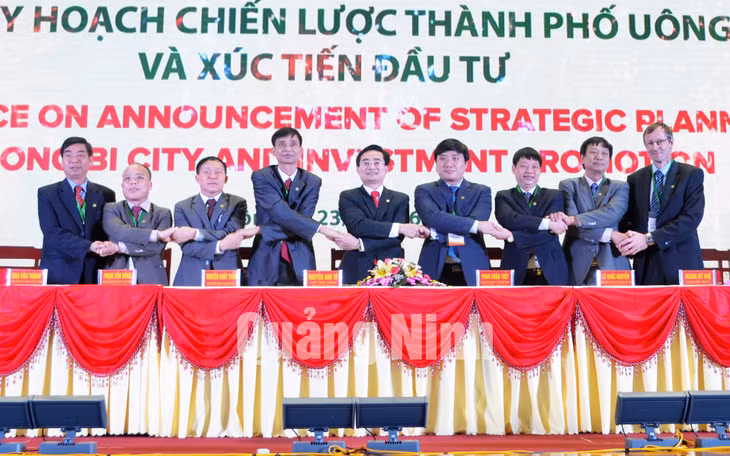 Đại diện các doanh nghiệp ký kết biên bản ghi nhớ hợp tác đầu tư tại Hội nghị công bố các quy hoạch và xúc tiến đầu tư TP Uông Bí.