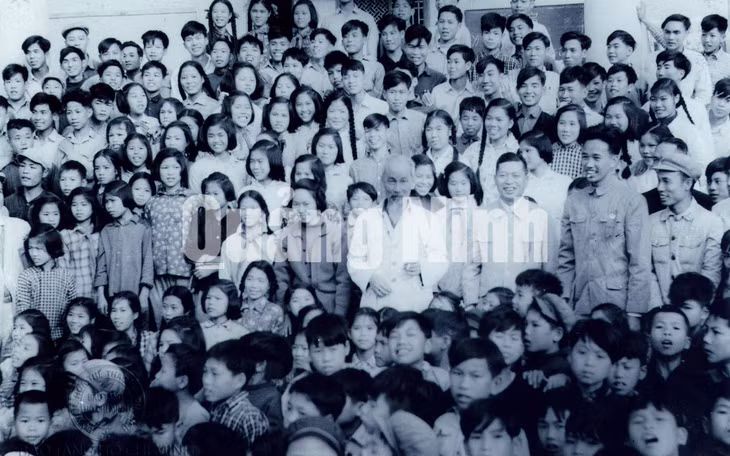 Chủ tịch Hồ Chí Minh thăm một lớp học và chụp ảnh cùng thầy, trò Trường Tiểu-Trung học Hoa Văn, TX Móng Cái.