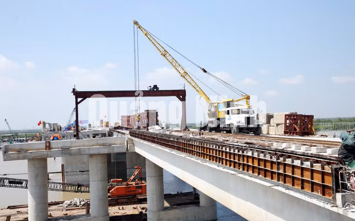 Cầu Sông Rút là cây cầu đầu tiên của dự án được hợp long tại cầu chính (9-2016). Ảnh: Đỗ Phương