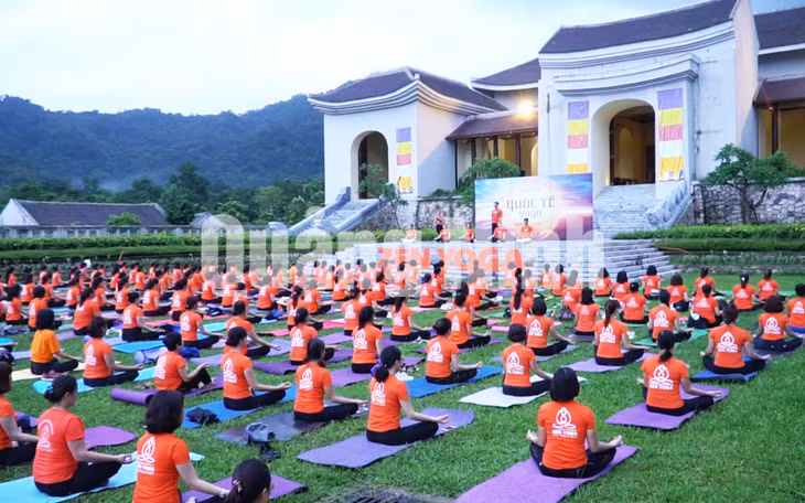 Yoga Việt - Kết nối tinh thần Việt tại Khu Di tích lịch sử và danh thắng Yên Tử (7-2020). Ảnh: Phạm Học