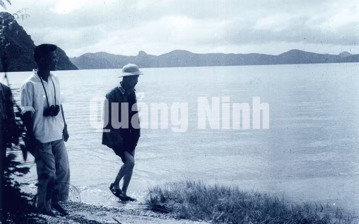 Chủ tịch Hồ Chí Minh thăm đảo Tuần Châu, ngày 5-10-1957. Cùng đi với người có đồng chí Nguyễn Tuân, Bí thư Khu ủy Hồng Quảng.