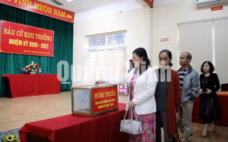Cử tri khu phố 5, phường Hồng Hà, TP Hạ Long bỏ phiếu bầu trưởng thôn nhiệm kỳ 2020-2022 (1-2020). Ảnh: Thu Chung