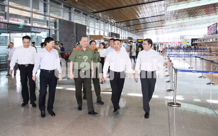 Bộ trưởng Bộ Công an Tô Lâm thăm Cảng hàng không quốc tế Vân Đồn (8-2019). Ảnh: Đỗ Phương