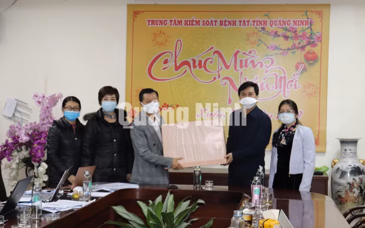 UBND tỉnh Nguyễn Tường Văn tặng quà, khích lệ tinh thần làm việc của cán bộ CDC Quảng Ninh (1-2021). Ảnh: Trúc Linh