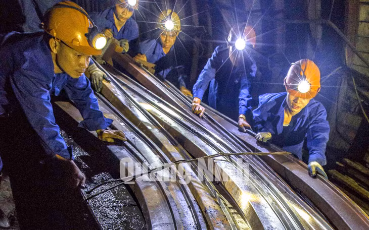 Thợ lò vào ca (5-2020). Ảnh: Dương Phượng Đại