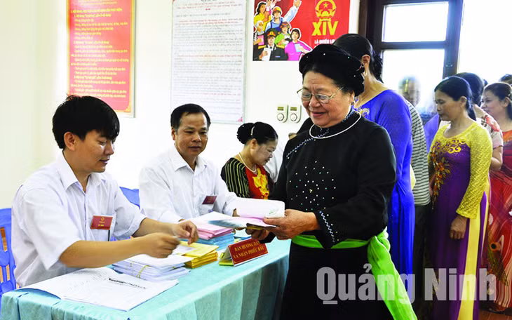 Cử tri khu phố 1, thị trấn Ba Chẽ (huyện Ba Chẽ) phấn chấn nhận phiếu bầu. Ảnh: Phan Hằng