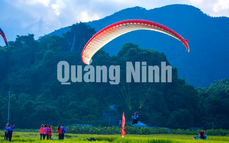 Trải nghiệm bay dù lượn tại xã Sơn Dương, huyện Hoành Bồ, tháng 9-2019. Ảnh: Đỗ Phương