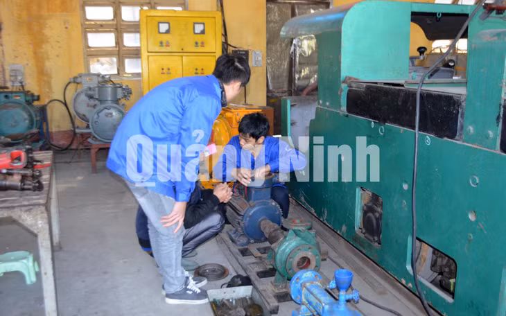 Sinh viên thực hành sửa chữa máy mỏ. Ảnh: Trúc Linh