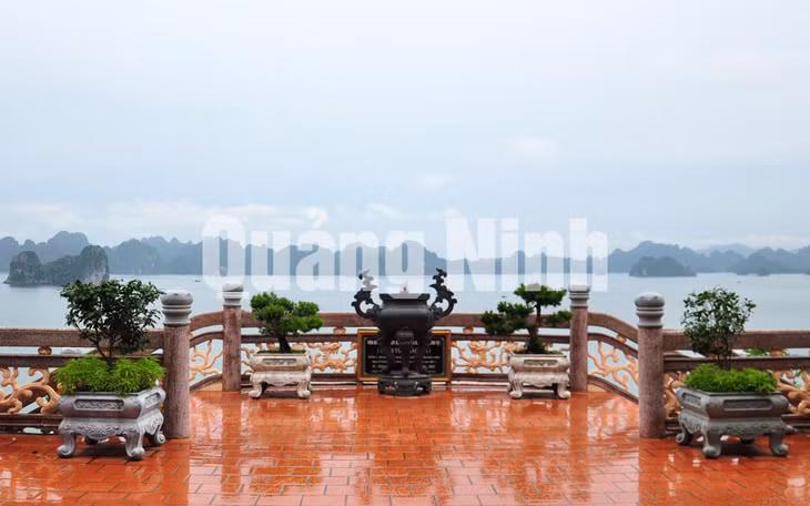 Từ Thiền viện Trúc Lâm Giác Tâm nhìn ra Vịnh Bái Tử Long (8-2014). Ảnh: Hữu Duy