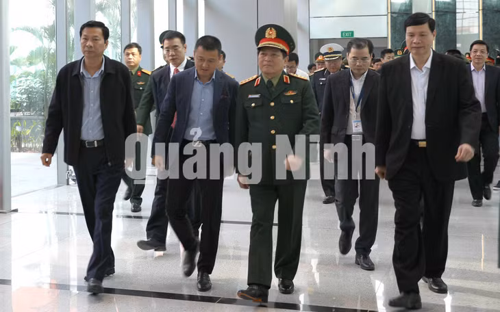 Đại tướng Ngô Xuân Lịch cùng các đồng chí lãnh đạo tỉnh thăm Cảng hàng không quốc tế Vân Đồn (3-2019). Ảnh: Hồng Nhung